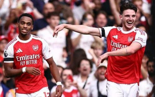 一度骗过AI！16岁道曼与母亲合影外网爆火？查证为假，是AI生成